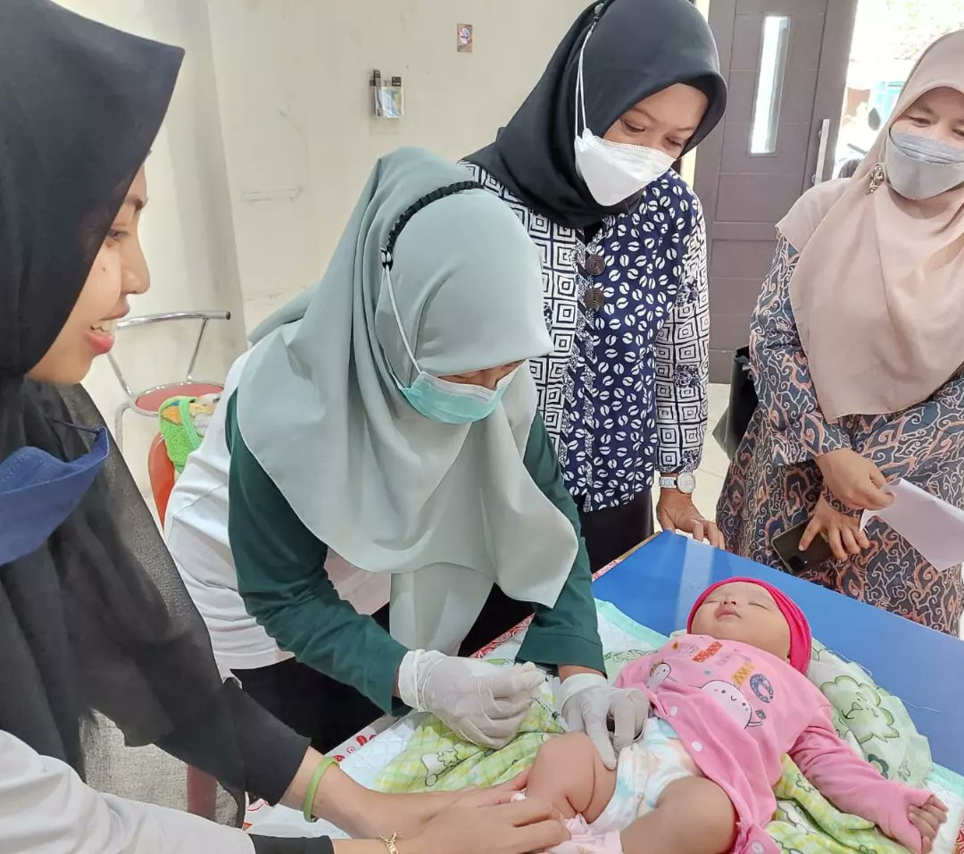 uptpkmpadasuka's tweet photo. Kegiatan Vaksinasi Rutin untuk Bayi dan Balita oleh UPTD Puskesmas Padasuka di Balai RW.13 Kelurahan Cikutra dan Aula Kantor Kelurahan Cicadas, Rabu (25/01/2023).
.
#dinkeskotabandung #uptdpkmpadasuka #siapmelayanidenganhati #vaksin https://t.co/U1zwltOylG