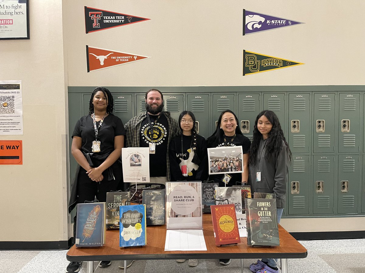 HNGCLibrary's tweet photo. Read, Run & Share Club members started to promote and recruit at the 8th Grade Parent Night! @HNGCBears @Alief_Libraries @librarianRamos #HNGCReads #BearsRead #ReadToLearn #ReadForFun #ReadForLife #ReadRunShareClub https://t.co/W8wcmVmrRf