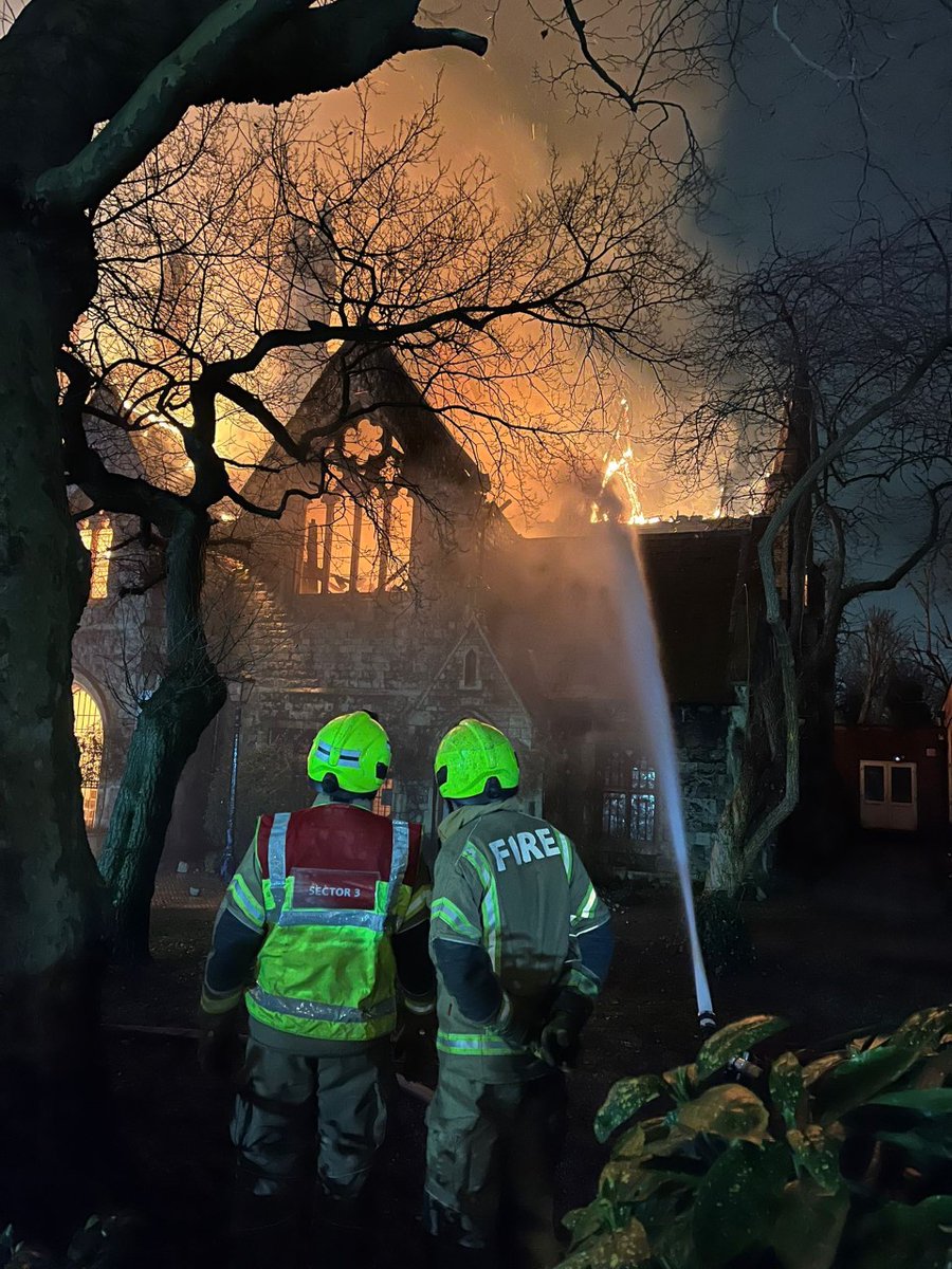 LondonFire's tweet image. The church fire in #StJohnsWood is now under control. There were no reports of any injuries. Fire Investigators are on scene to begin their investigation into the cause of the blaze (📷 from earlier in incident) london-fire.gov.uk/incidents/2023…