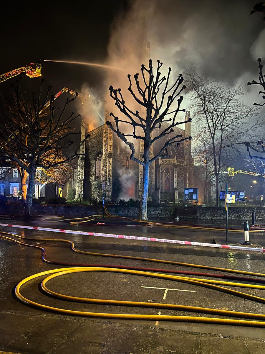 LondonFire's tweet image. The church fire in #StJohnsWood is now under control. There were no reports of any injuries. Fire Investigators are on scene to begin their investigation into the cause of the blaze (📷 from earlier in incident) london-fire.gov.uk/incidents/2023…