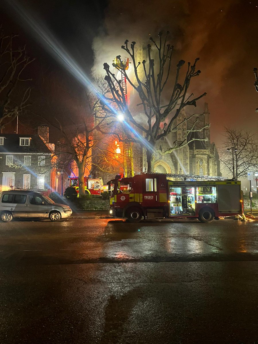LondonFire's tweet image. The church fire in #StJohnsWood is now under control. There were no reports of any injuries. Fire Investigators are on scene to begin their investigation into the cause of the blaze (📷 from earlier in incident) london-fire.gov.uk/incidents/2023…
