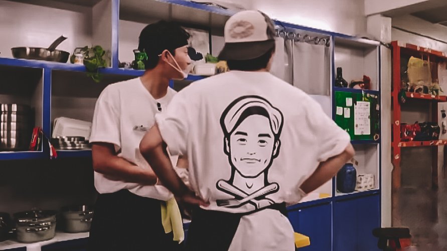 healwithtae's tweet photo. chef taehyung is coming 📸 https://t.co/E15FoG5bra