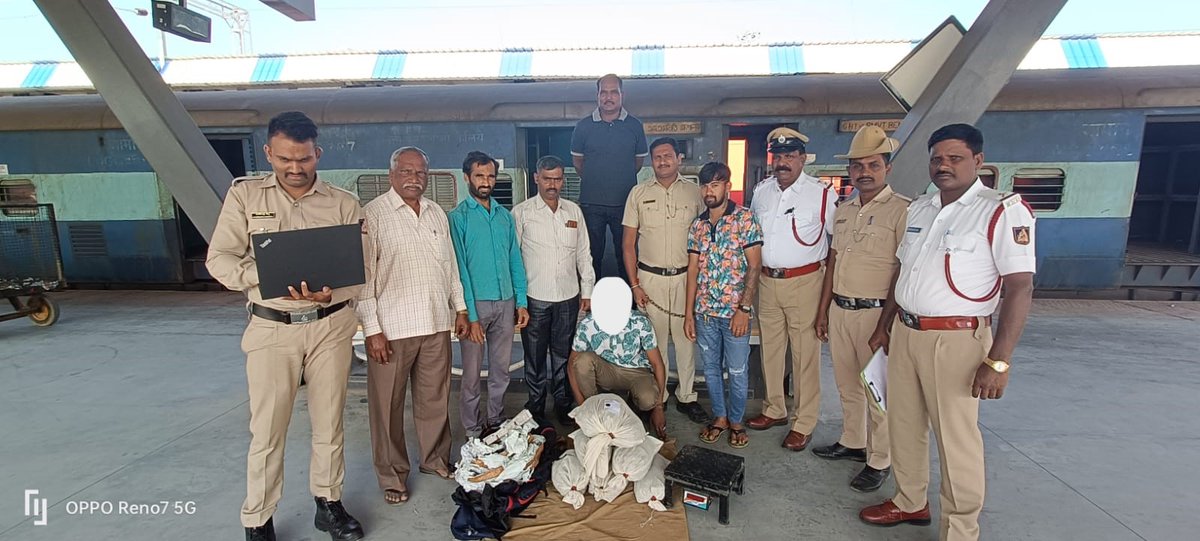 rpfswr's tweet photo. #NAROCS: NDPS Team consisting Shri. R. Chandraih, ASIPF/Dharmapuri & Shri. Nagaraj, RPSI/Bayappanahalli apprehended one person at Sir M. Visvesvaraya Terminal Railway station and seized Ganja weighing about 06.890 Kgs valued Rs. 1,03,350/- and also seized one mobile. @RPF_INDIA https://t.co/g5wgV3cmT5