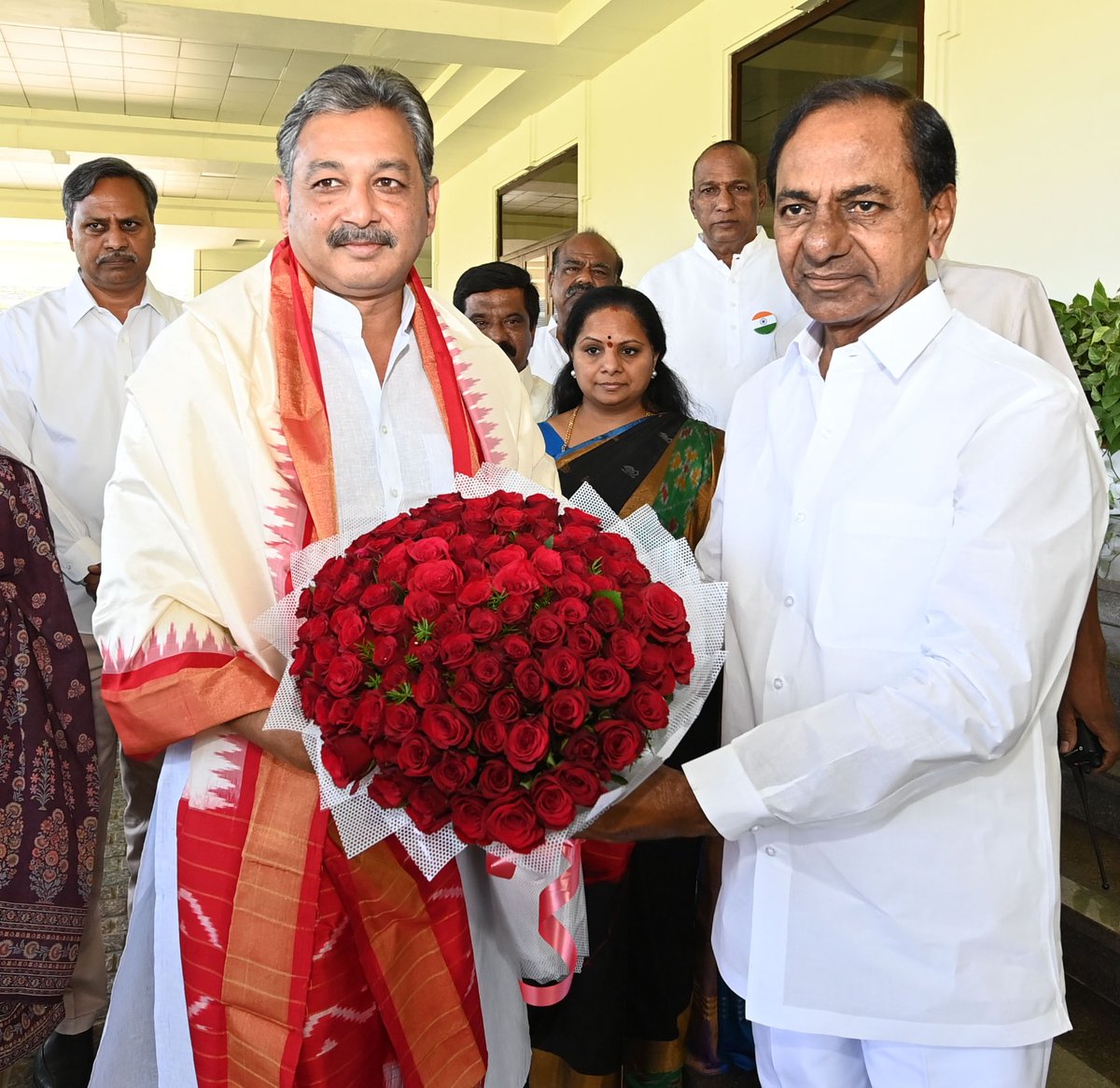 TelanganaCMO's tweet photo. Former MP Chhatrapati @YuvrajSambhaji, who is 13th descendant of Maratha hero Chhatrapati Shivaji, and the Grandson of Sahu Maharaj, successor of Kolhapur princely state and Swaraj movement activist paid a courtesy call on CM Sri K Chandrashekar Rao at Pragati Bhavan on Thursday. https://t.co/yy9Syl1KEH