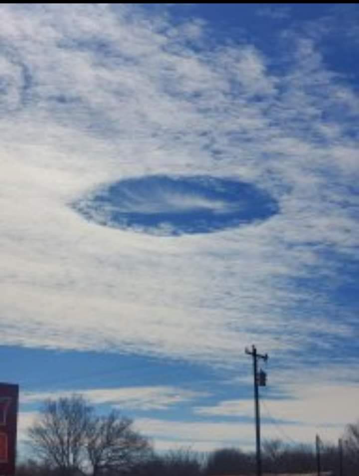 deZabedrosky's tweet photo. Vista del fenómeno Skypunch desde Fentress, Texas, #US. (26.01.2023). #Hole #Punch #Fallk #Cielomoto #zabedrosky #Strange #Clouds
By: Chris Calzada ✓. https://t.co/gFbFIV1CzX