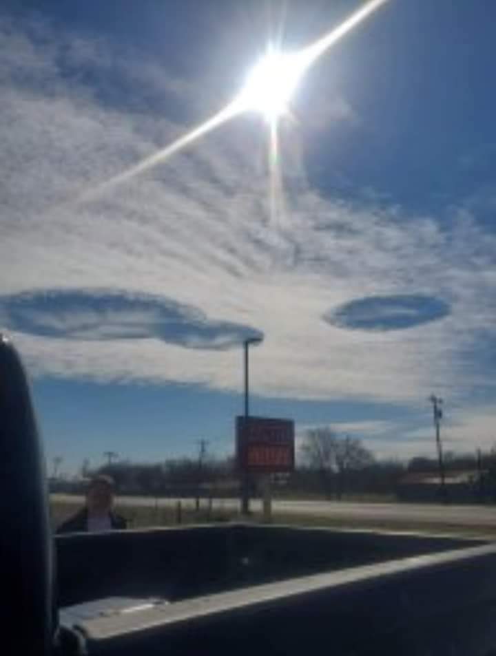 deZabedrosky's tweet photo. Vista del fenómeno Skypunch desde Fentress, Texas, #US. (26.01.2023). #Hole #Punch #Fallk #Cielomoto #zabedrosky #Strange #Clouds
By: Chris Calzada ✓. https://t.co/gFbFIV1CzX