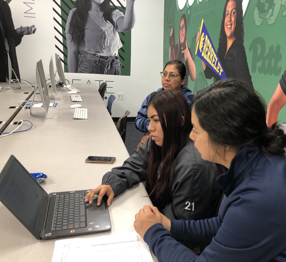 rusdkids's tweet photo. FAFSA night number 4- thank you ⁦@rowlandhs⁩ teacher Ms. Varela for helping our students tonight! #WeAreRUSD #RaceToSubmit ⁦@_JulieMitchell_⁩ ⁦@RowlandSchools⁩ https://t.co/hgXfoxYyrB