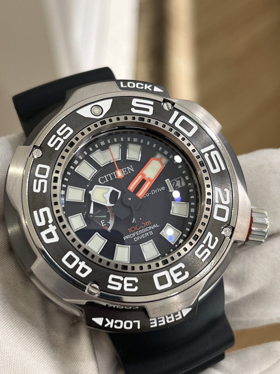 NAKANIWA_WATCH's tweet photo. 【ヤバい！】本日、CITIZEN PROMASTER BN7020-09Eが入荷しました。この時計年甲斐もなく使う言葉ではないですが『ヤバい！』マジでカッコ良すぎです。ケース厚2.2㎝ありますがチタンケースの為重量感無し。実物一度見に来てください(^^)/ #PROMASTER https://t.co/NM7oXGLliI
