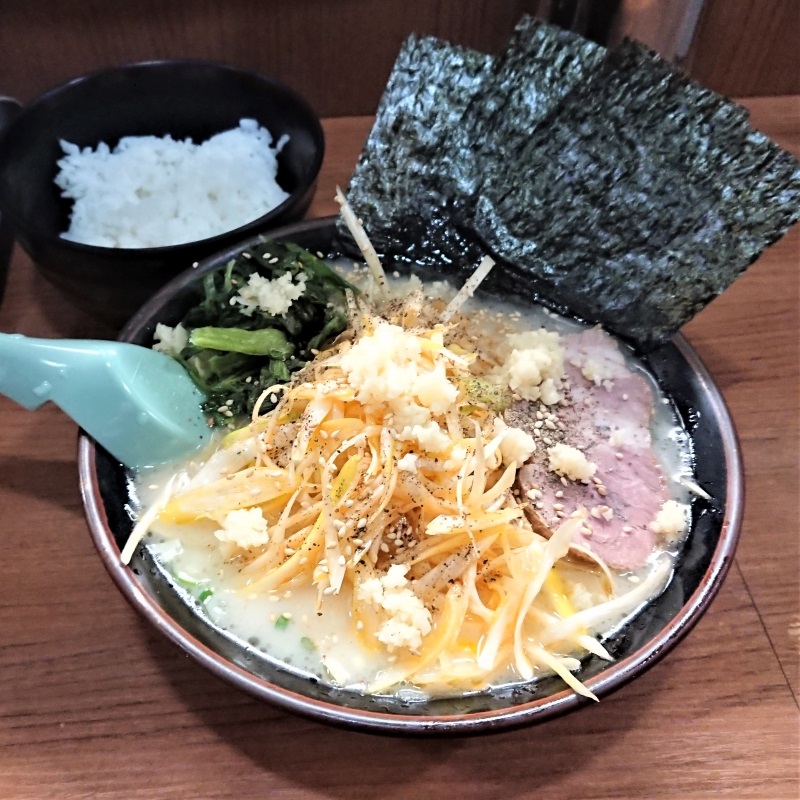 Brandoors_com's tweet photo. 玉川学園駅南口の家系ラーメン、玉学屋さん。
仕事帰りの行きつけで��。
塩ねぎ普通普通普通、胡椒ゴマと、！ニ ン ニ グ！武装済み。
休みの前の日の、この解き放たれた感よ。
たまんねえ〜(ﾀﾏﾝﾈｴ~)🍜

#ラーメン　#家系 https://t.co/49faNk5YG9
