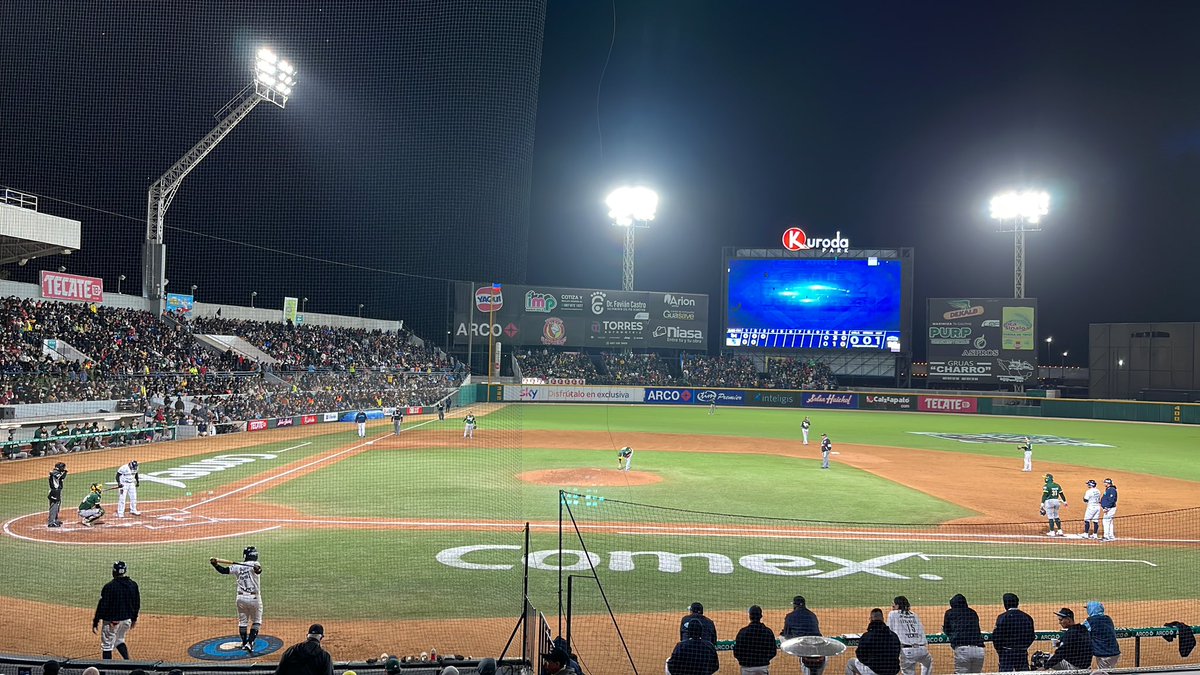 betomontoya's tweet photo. Saludos a todo los socios de Grupo Red de Negocios desde el Kuroda Park apoyando a los cañeros!!!! #LigaARCO #verdesxsiempre #leñaaaaaa #cañeros #losmochis https://t.co/RtKFrT6R9H