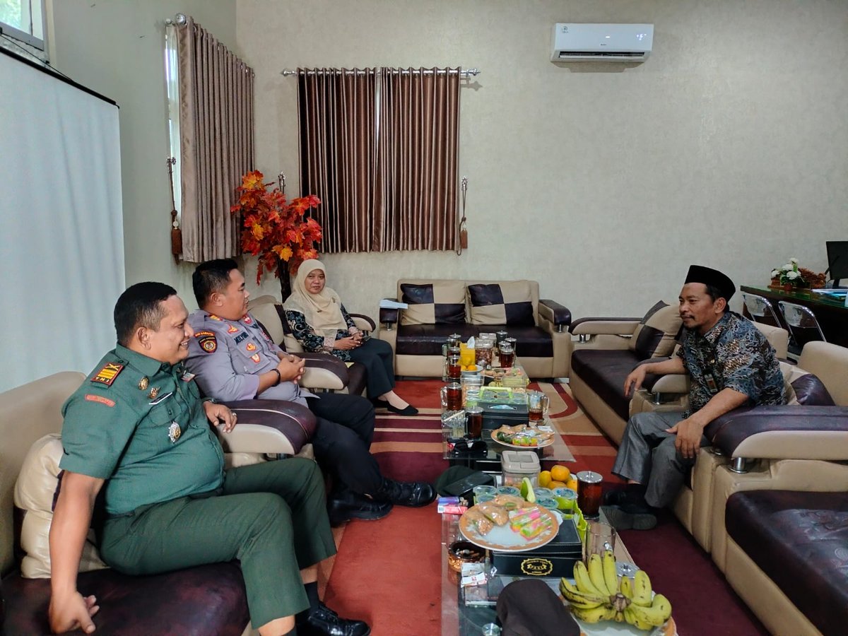 Kapolsek Brebes AKP Mulyono, SH, MH telah melaksanakan Jum'at Curhat. Kegiatan ini bertujuan untuk memberikan himbauan Kamtibmas sekaligus menyerap informasi dari warga di sekolah Kec. Brebes yang berhubungan dengan situasi Kamtibmas di wilayah.