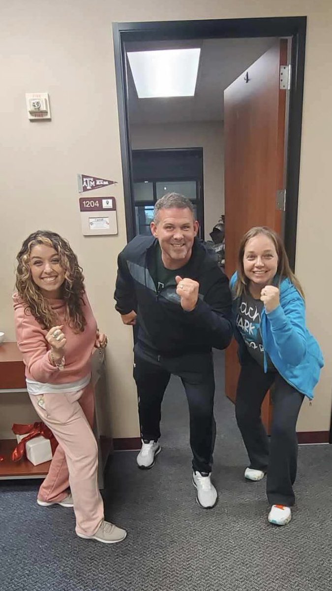 Alexandra Meyer 🌴 (@alexmeyer1206) on Twitter photo Thermal Thursday’s at Kahla are such great treats, plus they really help you ZIP around the campus. Thank you Mr. Carroll for showing the staff your gratitude with a comfy day at work! <a href="/joshuadan/">Joshua Carroll</a> <a href="/kahlams/">Kahla Middle School</a> <a href="/slmoss00/">Samantha Moss</a> #EveryKnightEveryDay Thermal Thursday’s at Kahla are such great treats, plus they really help you ZIP around the campus. Thank you Mr. Carroll for showing the staff your gratitude with a comfy day at work! <a href="/joshuadan/">Joshua Carroll</a> <a href="/kahlams/">Kahla Middle School</a> <a href="/slmoss00/">Samantha Moss</a> #EveryKnightEveryDay