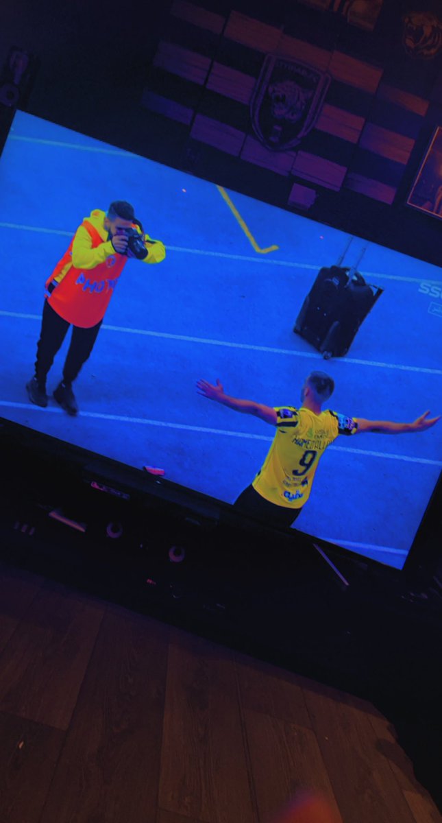 LuaiShaban's tweet photo. 💛🖤يالاتحاد ارقى سما💛🖤                              🖤💛الف مبروك جمهور العميد🖤💛                وعقبال 🏆بإذن الله https://t.co/z2RrbqAFae