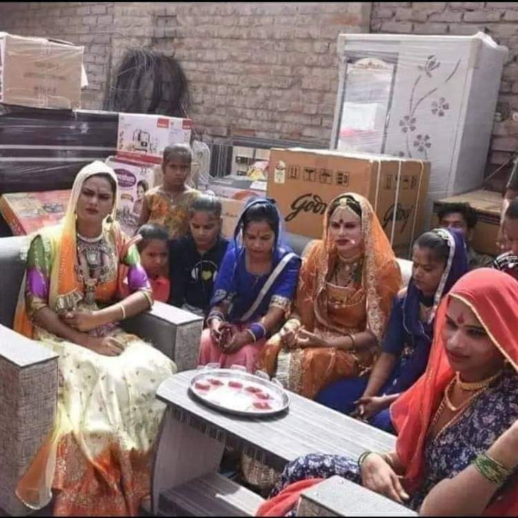 arvindchotia's tweet photo. बीकानेर में दो बहनों की शादी का नेग लेने पहुंचे थे किन्नर। पता चला पिता की हो गई है मृत्यु। किन्नरों ने उठा लिया शादी का खर्चा और दोनो बहनों की करा दी धूम धाम से शादी।
साभार https://t.co/vD9DkJgKFo