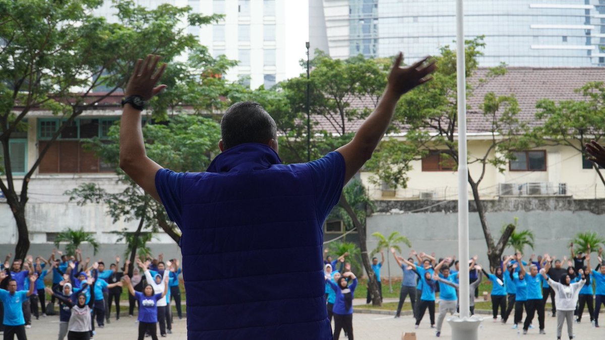 Kembali di #JumatSehat
Pagi ini kami di <a href="/Kemendag/">Kemendag</a> mengawali hari dengan senam sehat bersama.

#JumatSehat adalah agenda rutin Kemendag, kalau habis olahraga badan dan pikiran biasanya jadi lebih segar, dengan begitu kerja pun bisa jadi lebih lancar.