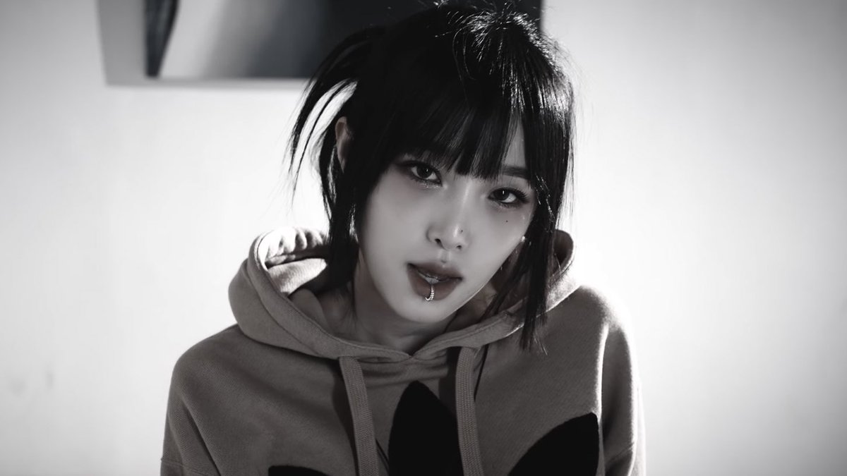 good morning! wore a fake lip piercing because I'm still undecided if i should pierce my bottom lip or not. wdyt?