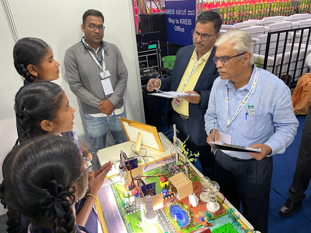 #KREISScienceExpo23

The enthusiastic students explain their model to the Jury. 

More than 1000 students from all over Karnataka, from the Govt, run residential schools (@SWDGok ) are participating in this 2 days Science Expo. 

The hon'ble <a href="/CMofKarnataka/">CM of Karnataka</a> inaugurated it.