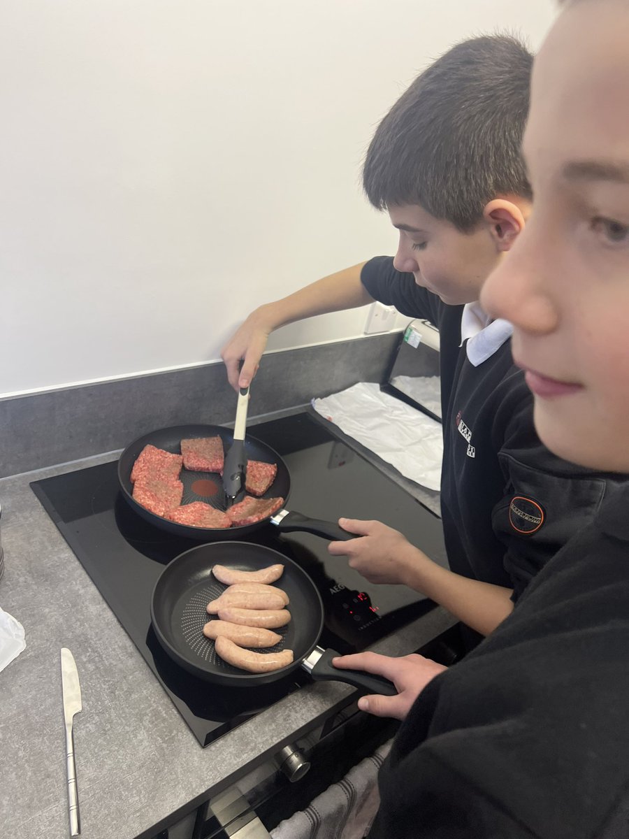 Perfect start to a Friday morning 🤩 the boys are making fry ups and it smells amazing 👌 

#workingwithschools #targettedyouthwork #lifeskills