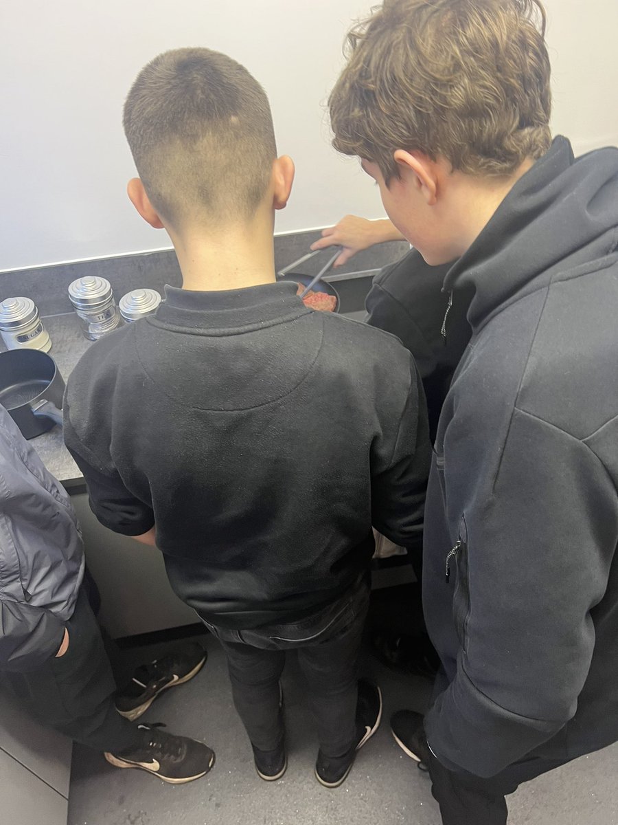 GYT_Lauren's tweet photo. Perfect start to a Friday morning π€© the boys are making fry ups and it smells amazing π
#workingwithschools #targettedyouthwork #lifeskills https://t.co/xXhLC69QIx