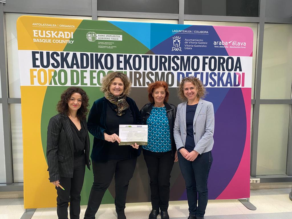 Nuestra presidenta Lorea Uranga y vicepresidenta Ana Villanueva asistieron al VI Foro #EcoturismoEuskadi2023 en representación de #ATRAE  junto a Sara Sánchez Remancha CEO de @rusticae y Amanda Guzman, gerente de #AsociaciondeEcoturismodeEspaña  #JuntosATRAEmosmas #receptivos