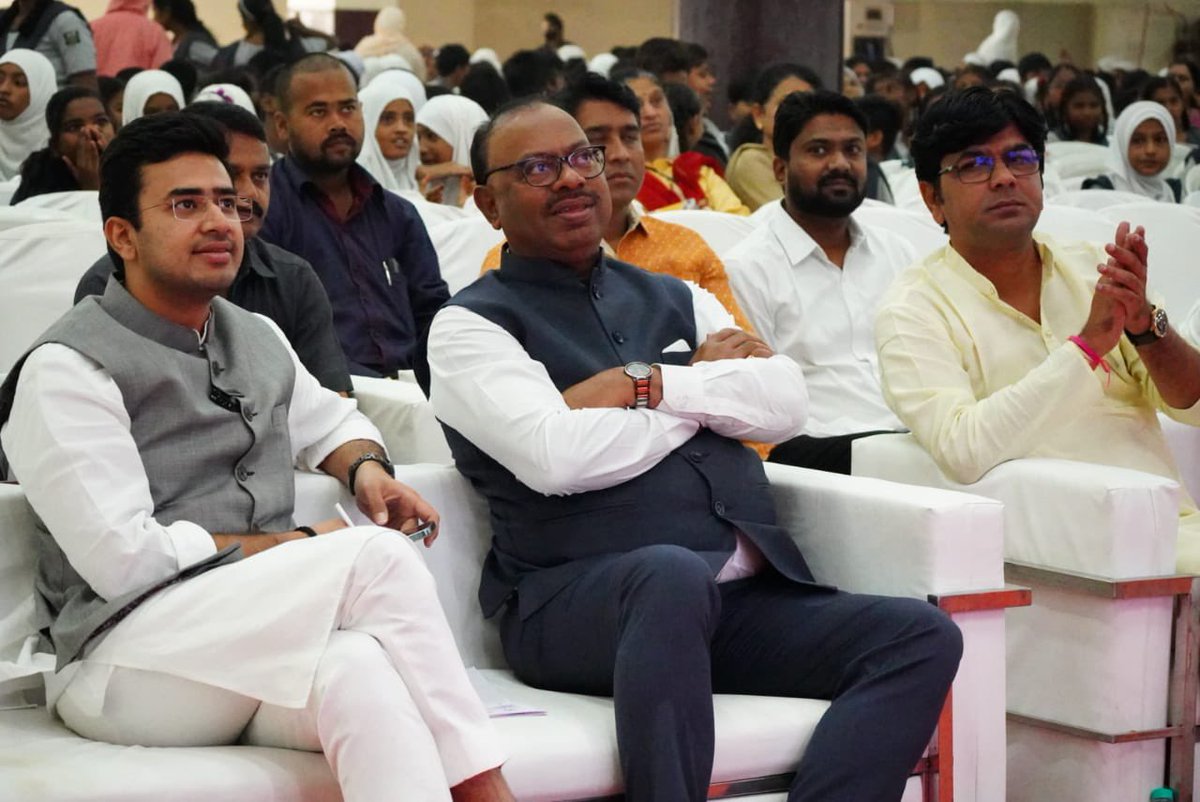 cbawankule's tweet photo. पंतप्रधान मा. @narendramodi जी यांनी आज देशभरातील विद्यार्थ्यांशी #ParikshaPeCharcha या कार्यक्रमातून संवाद साधला. विद्यार्थ्यांनी मेहनत करावी व कोणत्याही समस्येला घाबरू नये असा सल्ला यावेळी पंतप्रधानांनी दिला. https://t.co/y5A3eAaNJk