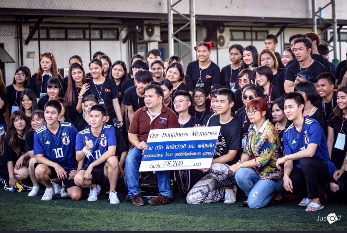ohm_denspeaks's tweet photo. For Ohm’s 18th Birthday he encouraged his fans to join him in donating money to FCD Thailand, the card reads Ohm Pawat and fan club donate 26,700 baht to The Foundation for Children’s with disabilities (FCD Thailand).
#OHMemories18
#ohmpawat #ยิ้ม5พันของโอมภวัต https://t.co/d34B9hVPo7