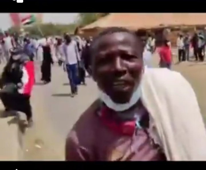 احد المواطنين الذين قادمين من منطقة سنجه يحمل كفنا و يقول البرهان يا كتلني ويا خلى لي وطني يطالبون بعوده البشير رايكم في البلد ⚖⚖🇸🇩🇸🇩🇸🇩🇸🇩🇸🇩🇸🇩🇸🇩🇸🇩🇸🇩☝☝☝