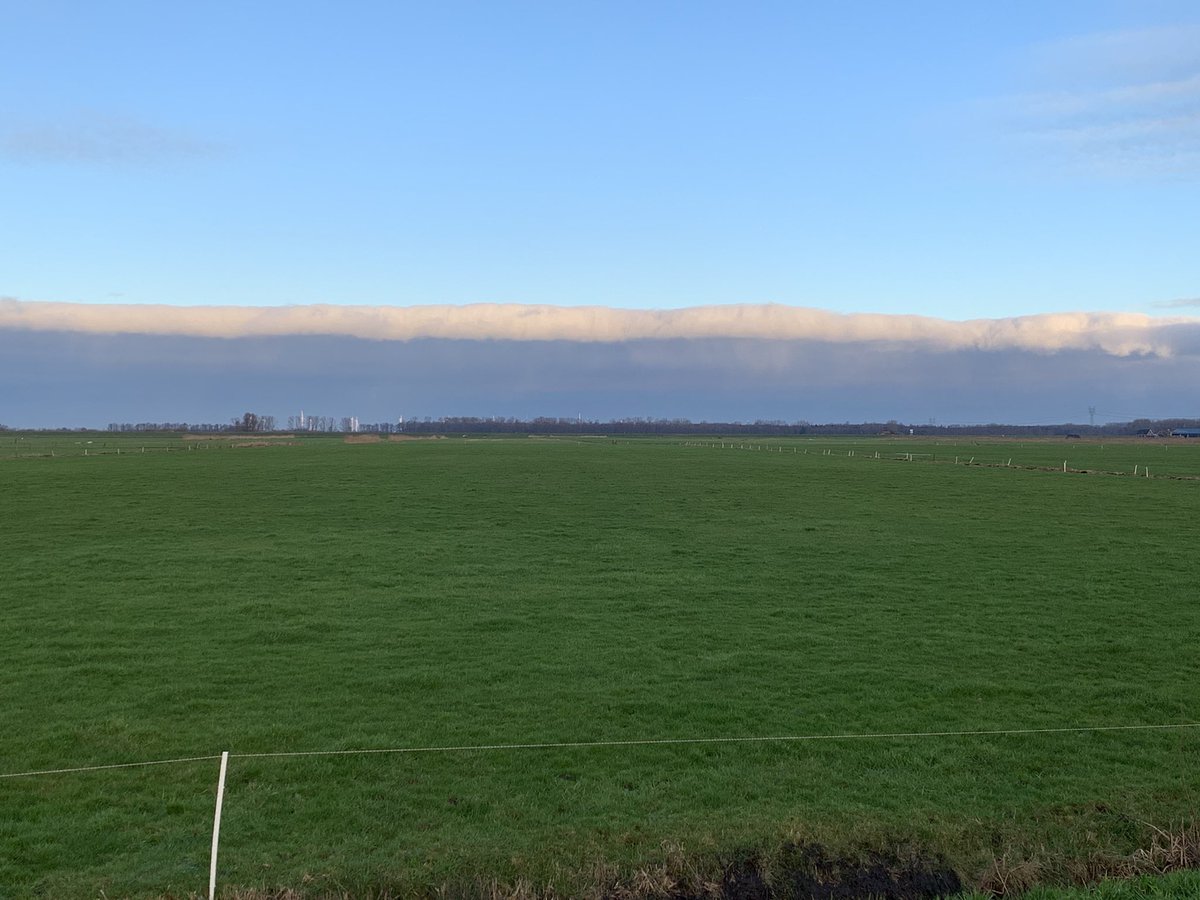 Wauw 🤩 geweldige #wolk gezien bij #Elburg kijkend naar #Kampen. Geen idee hoe dit heet maar is gewoon prachtig. Een panorama, een normale en een ingezoomde foto. #natuur #mooi #geenidee #dtv #durftevragen #weer #wolkenlucht