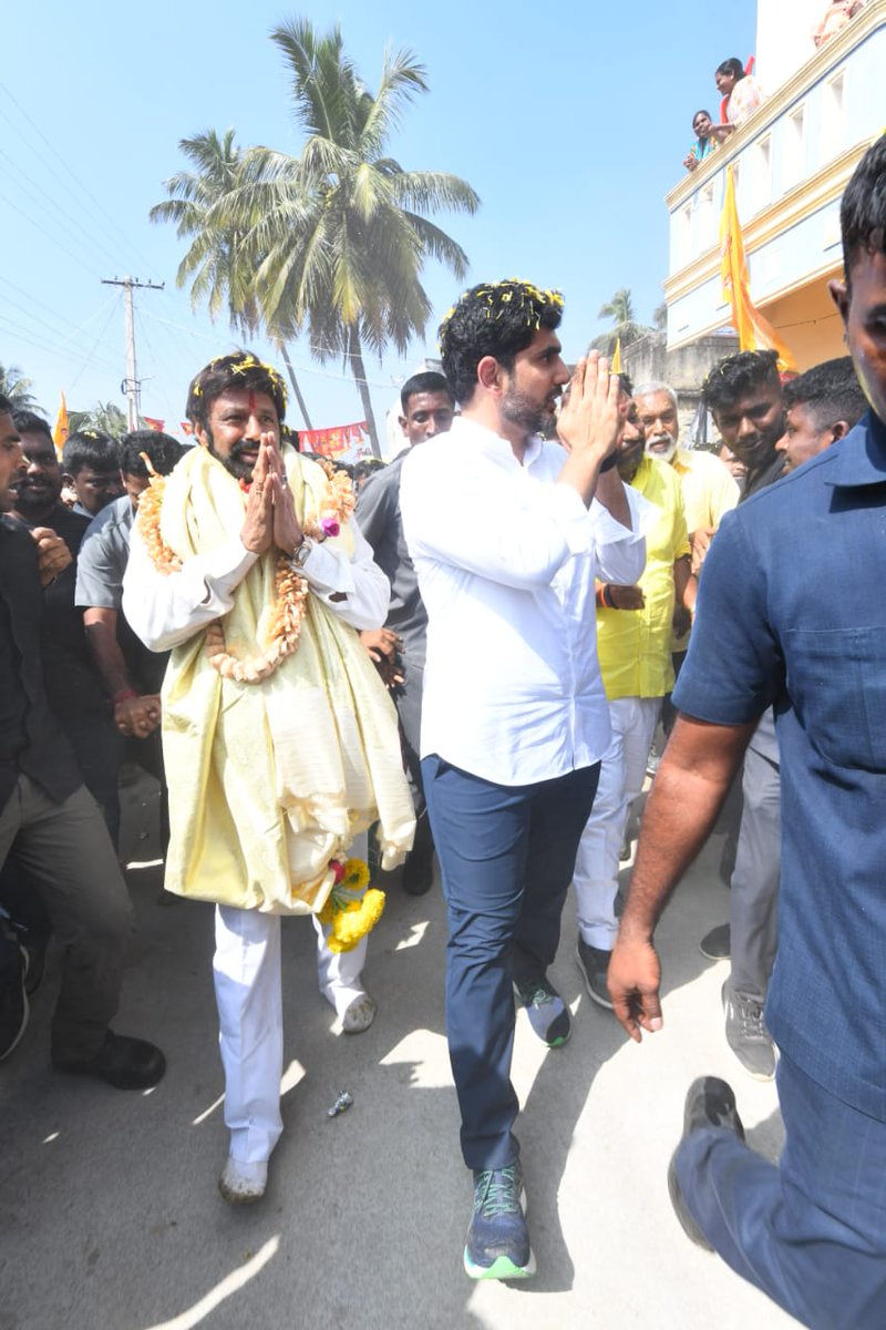 RevatiSakhamur1's tweet photo. అళ్ళుడికి తోడుగా కదిలి వచ్చిన మామగారు మన బాలయ్యా
#YuvaGalamPadayatra https://t.co/sprekfQFzj