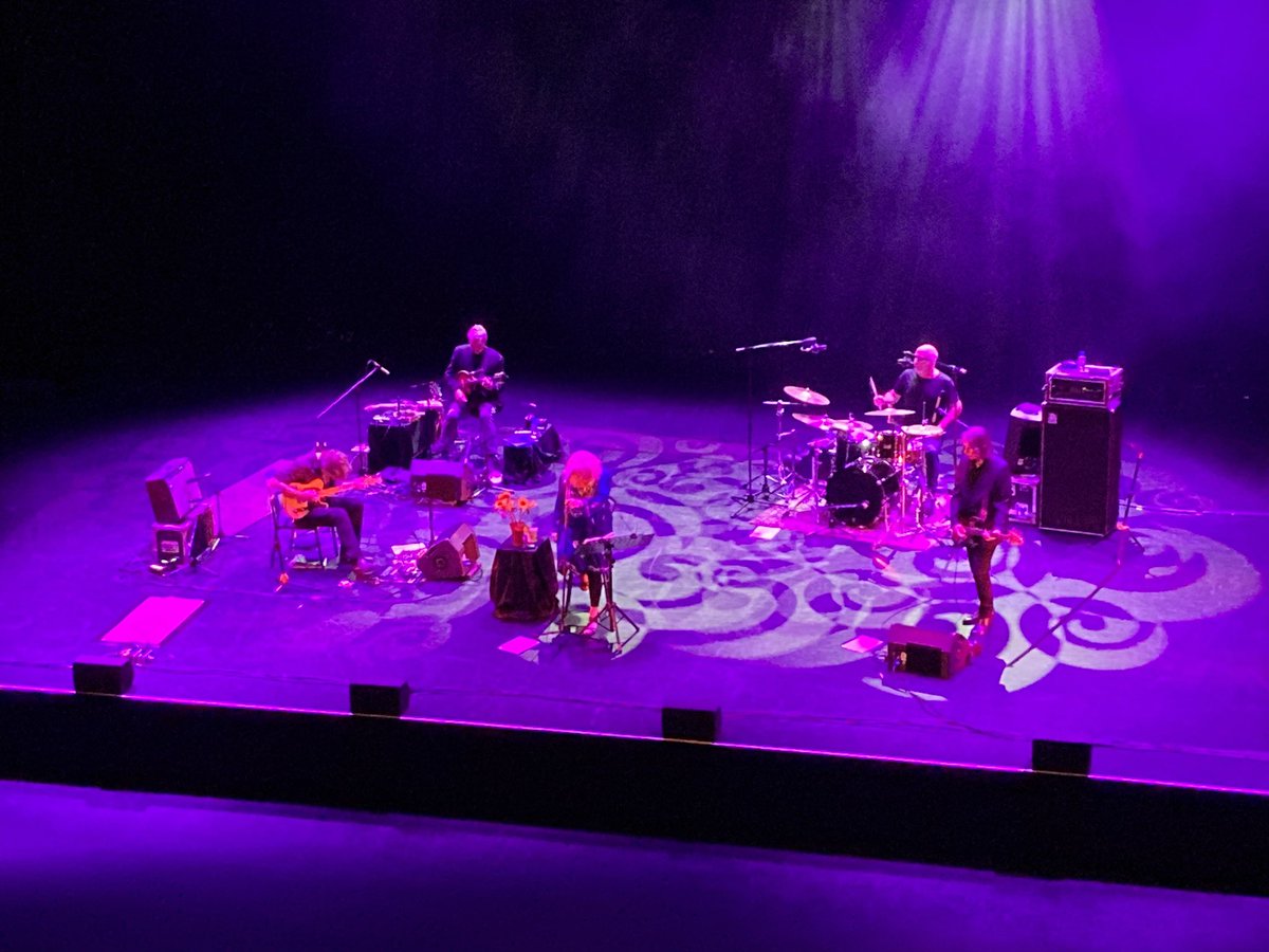 taftan's tweet photo. Rainy night in Auckland. Cowboy Junkies. Sweet Jane. https://t.co/WNBCw4XqVy