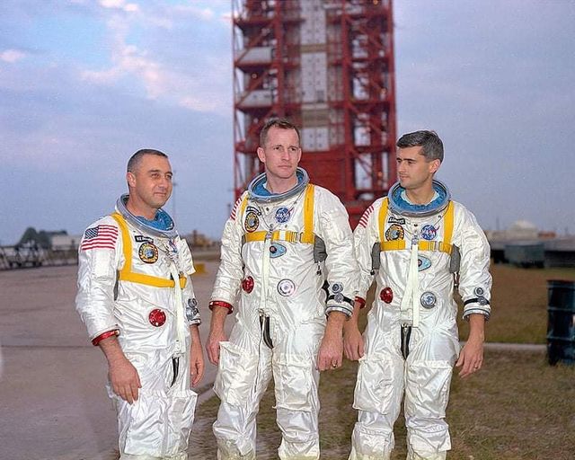 LKosmonautika's tweet photo. 27 gennaio 1967. A seguito di un #Cortocircuito prende fuoco sulla rampa di lancio la capsula #as204 uccidendo gli #astronauti Gus #Grissom, Ed #White e Roger #Chafee. L'atmosfera interna di #ossigeno puro fu innescata da una piccola scintilla.
Gloria ai conquistatori del Cosmo! https://t.co/zo2umEdJN8