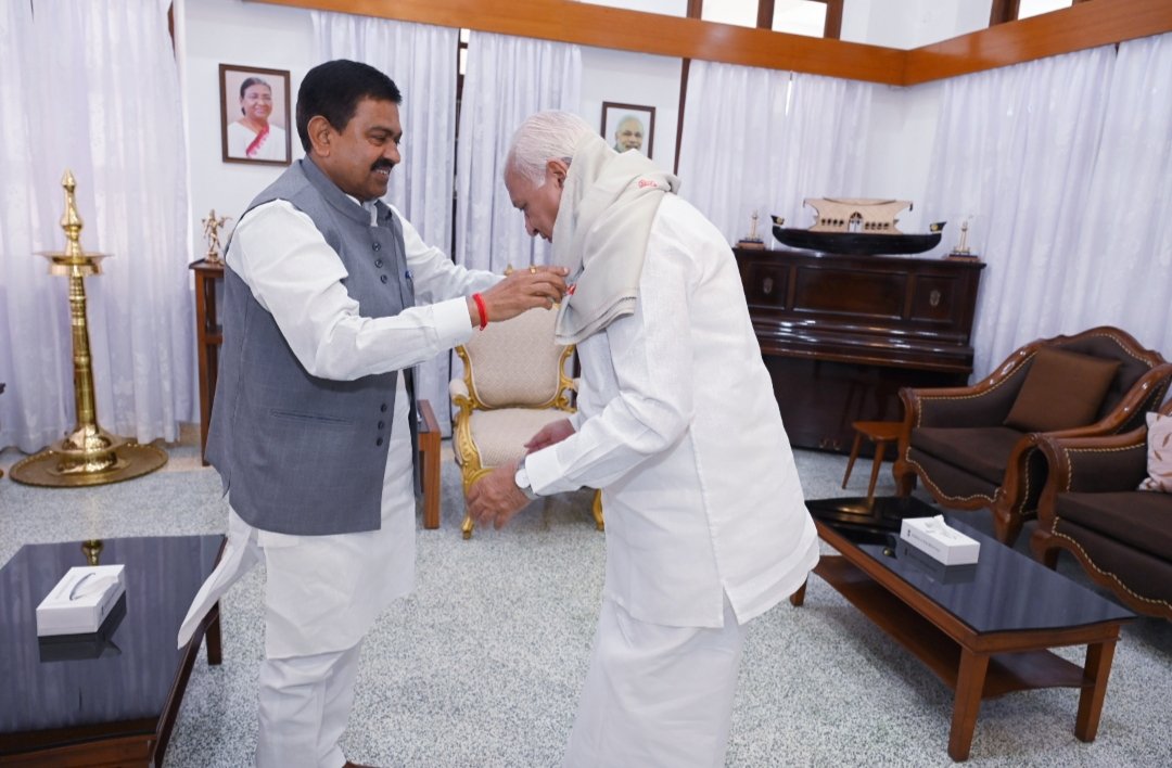 ajaymishrteni's tweet photo. केरल राजभवन में माननीय राज्यपाल श्री आरिफ़ मोहम्मद जी से स्नेहपूर्ण आत्मीय भेंट।। https://t.co/0s4eEWrDdV