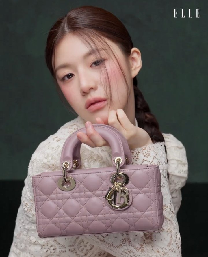 she knows how to attract us. 

#goyounjung #고윤정