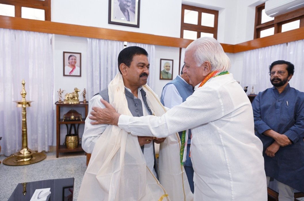 ajaymishrteni's tweet photo. केरल राजभवन में माननीय राज्यपाल श्री आरिफ़ मोहम्मद जी से स्नेहपूर्ण आत्मीय भेंट।। https://t.co/0s4eEWrDdV