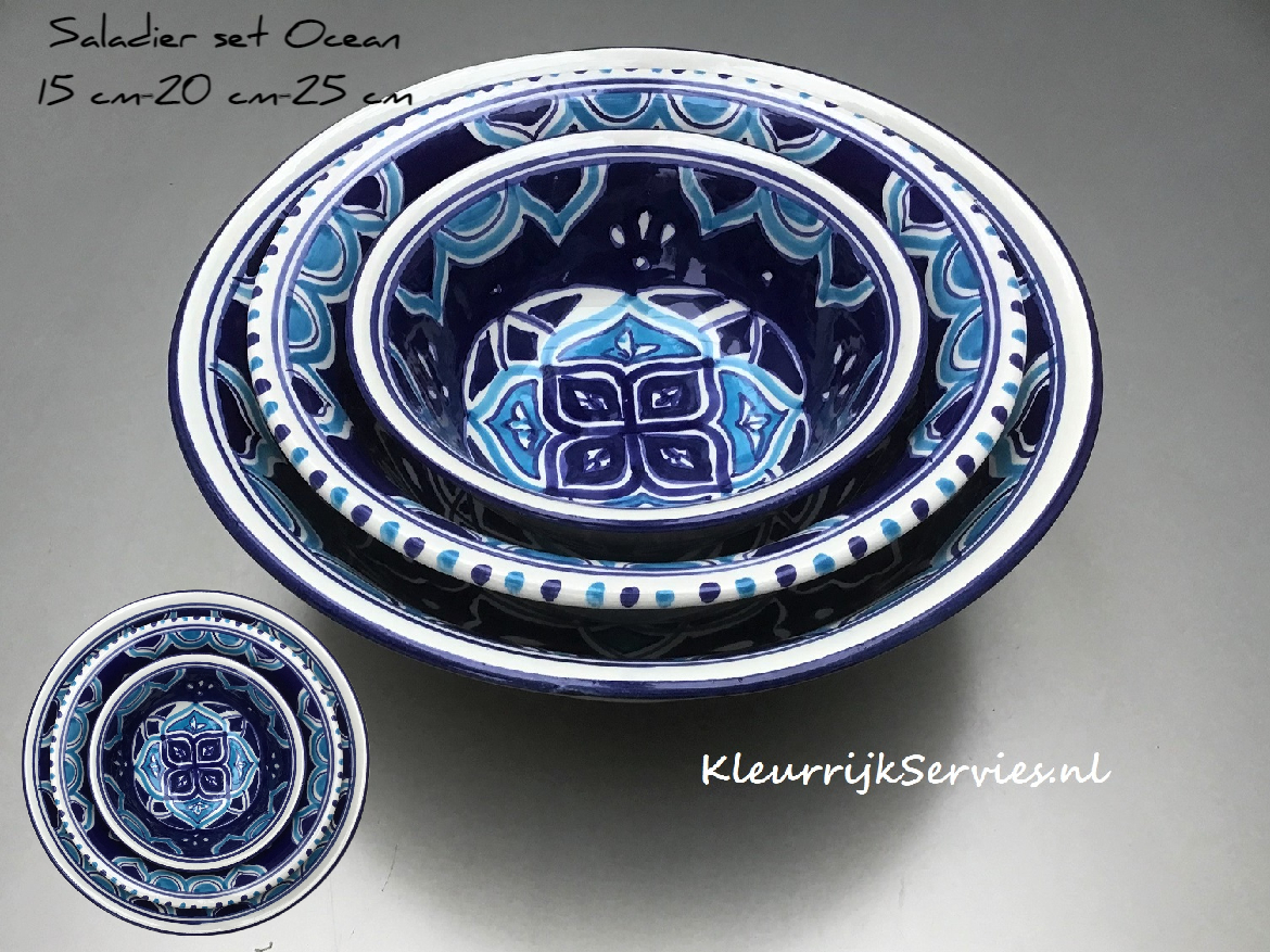 Smulpakketten's tweet photo. Ons nieuwe motief Ocean, kleurrijk servies met veel blauw. Handbeschilderd Tunesisch aardewerk, gebakken van witte klei. Op foto's onder andere schaaltje van 6, 10 en 12 cm, Saladier van 15, 20 en 25 cm, fruittest 20 cm, bord 20 cm. #kleurrijkservies, #ocean,#fruittest, #saladier https://t.co/tuFe2sLw3Q