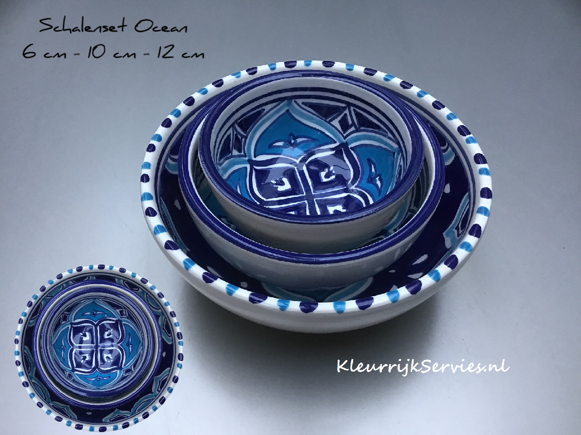 Smulpakketten's tweet photo. Ons nieuwe motief Ocean, kleurrijk servies met veel blauw. Handbeschilderd Tunesisch aardewerk, gebakken van witte klei. Op foto's onder andere schaaltje van 6, 10 en 12 cm, Saladier van 15, 20 en 25 cm, fruittest 20 cm, bord 20 cm. #kleurrijkservies, #ocean,#fruittest, #saladier https://t.co/tuFe2sLw3Q