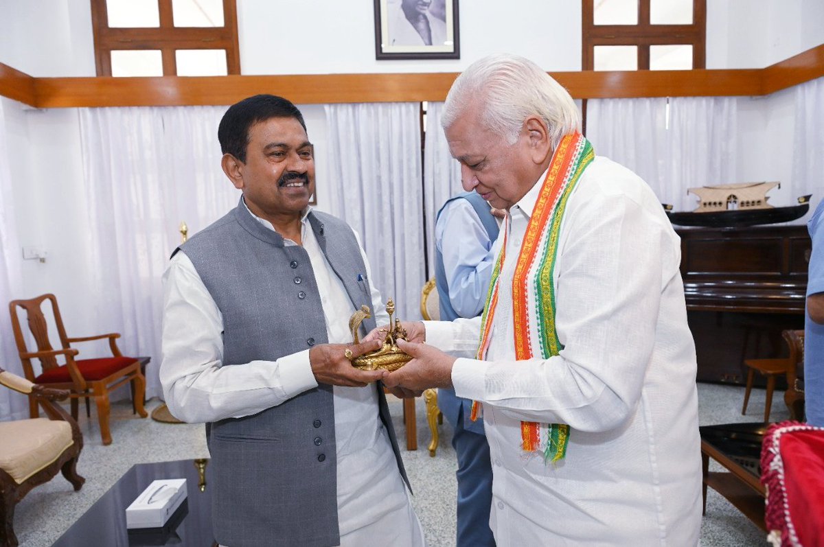 ajaymishrteni's tweet photo. केरल राजभवन में माननीय राज्यपाल श्री आरिफ़ मोहम्मद जी से स्नेहपूर्ण आत्मीय भेंट।। https://t.co/0s4eEWrDdV