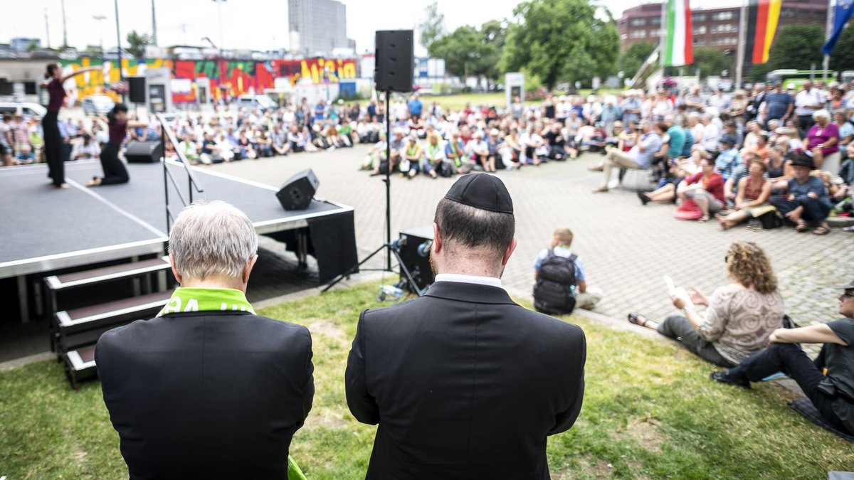 kirchentag_de's tweet photo. Heute und zu Beginn jedes Kirchentages gedenken wir der Opfer des Nationalsozialismus. #NieWieder sehen wir als besondere Verantwortung - die Kirchentagsbewegung war auch eine Reaktion auf den fehlenden kirchlichen Widerstand in der NS-Zeit. https://t.co/6Y487485Iw