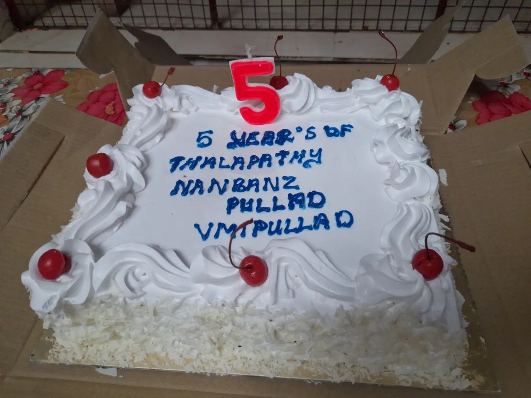 Ptavmi's tweet photo. @vmipullad Celebrate their #5th_anniversary in vechoochira #mercyhome with the loveable mother's 🤗 .On their anniversary they give small amount of money for their medicines and other want. Proud Moment Nanbanz ♥️🙌 #welfare @actorvijay @BussyAnand @TVMIkerala @Jagadishbliss https://t.co/VxJvXSliMc