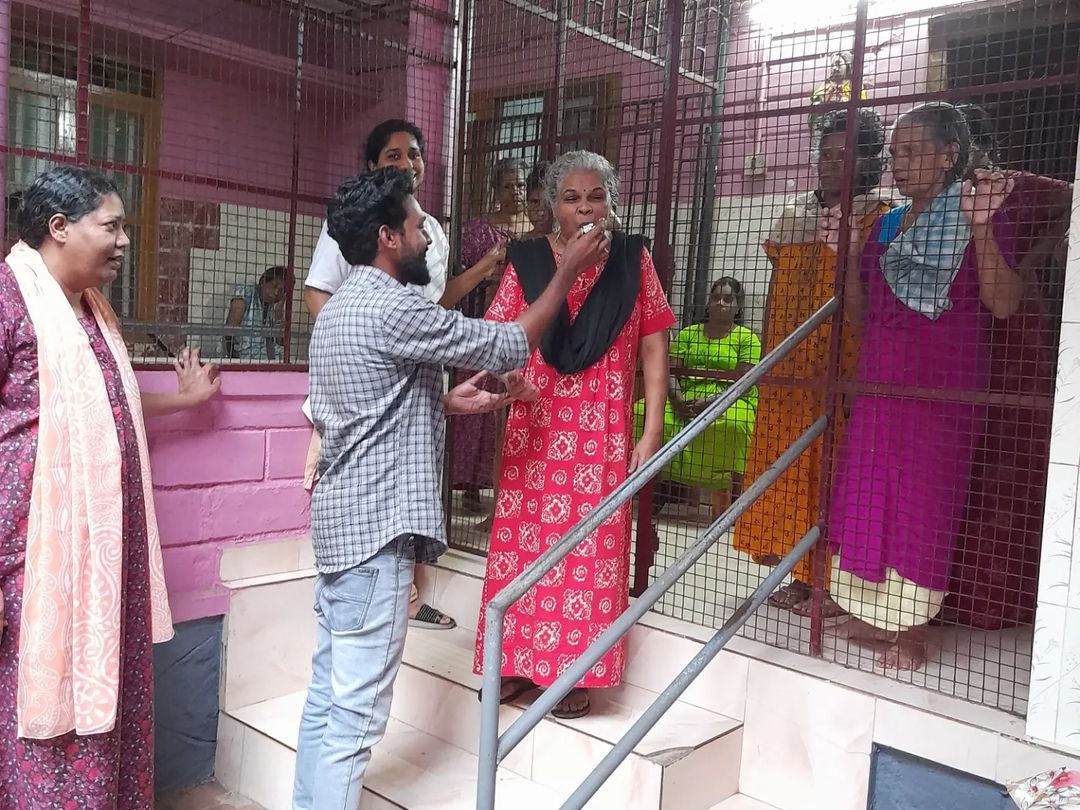 Ptavmi's tweet photo. @vmipullad Celebrate their #5th_anniversary in vechoochira #mercyhome with the loveable mother's 🤗 .On their anniversary they give small amount of money for their medicines and other want. Proud Moment Nanbanz ♥️🙌 #welfare @actorvijay @BussyAnand @TVMIkerala @Jagadishbliss https://t.co/VxJvXSliMc