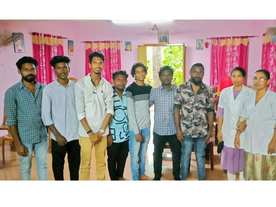 Ptavmi's tweet photo. @vmipullad Celebrate their #5th_anniversary in vechoochira #mercyhome with the loveable mother's 🤗 .On their anniversary they give small amount of money for their medicines and other want. Proud Moment Nanbanz ♥️🙌 #welfare @actorvijay @BussyAnand @TVMIkerala @Jagadishbliss https://t.co/VxJvXSliMc
