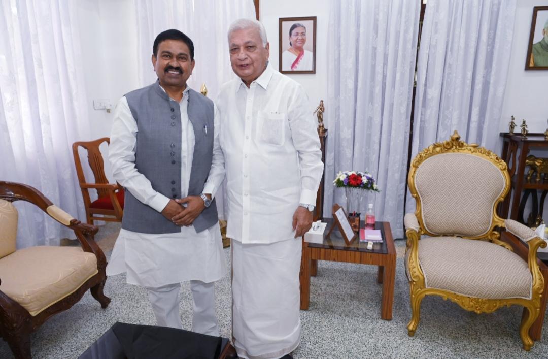 ajaymishrteni's tweet photo. केरल राजभवन में माननीय राज्यपाल श्री आरिफ़ मोहम्मद जी से स्नेहपूर्ण आत्मीय भेंट।। https://t.co/0s4eEWrDdV