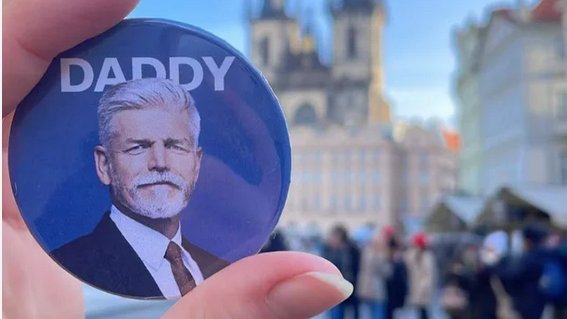 Ian_Willoughby's tweet image. Can anybody explain these badges, which actually exist, to me? What do they mean? Are they produced by his campaign?