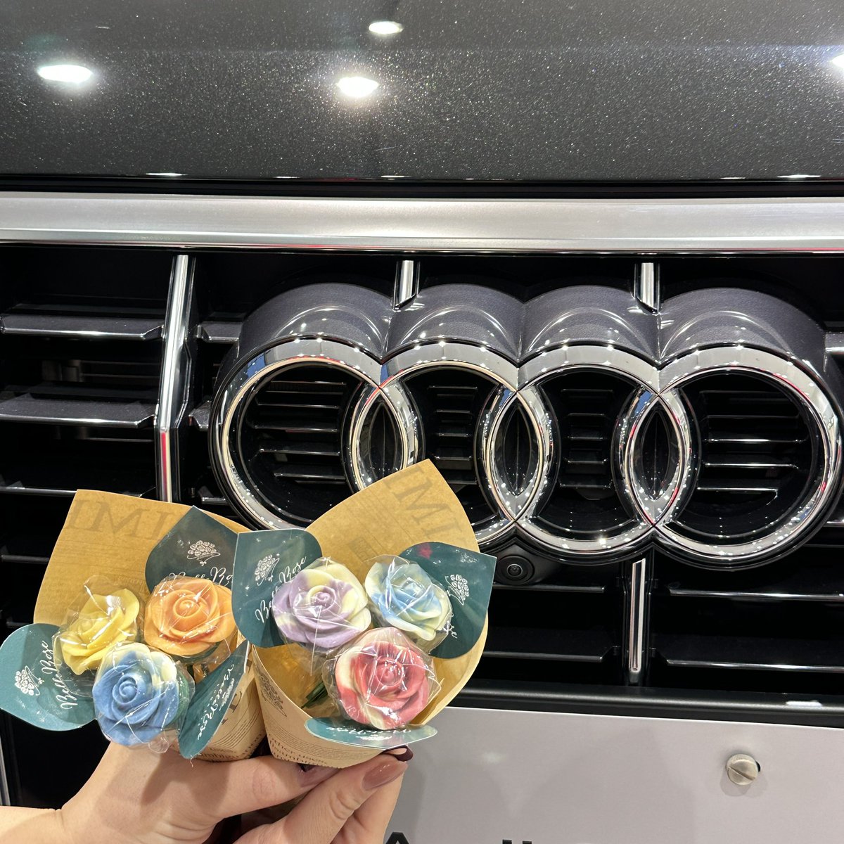 AudiMeguro's tweet photo. 日頃の感謝の気持ちを込めて
🤎Audi Valentine Fair🤎を開催いたします

期間中に査定をしていただいたお客様へ、バラのお花をデザインしたショコラブーケを数量限定でプレゼントさせて頂きます𓂃🥀𓈒𓏸

💌開催期間：1月28日（土）〜　2月12日（日）

皆様のご来���お待ちしております🤤💞 https://t.co/QQsDOjnEbR