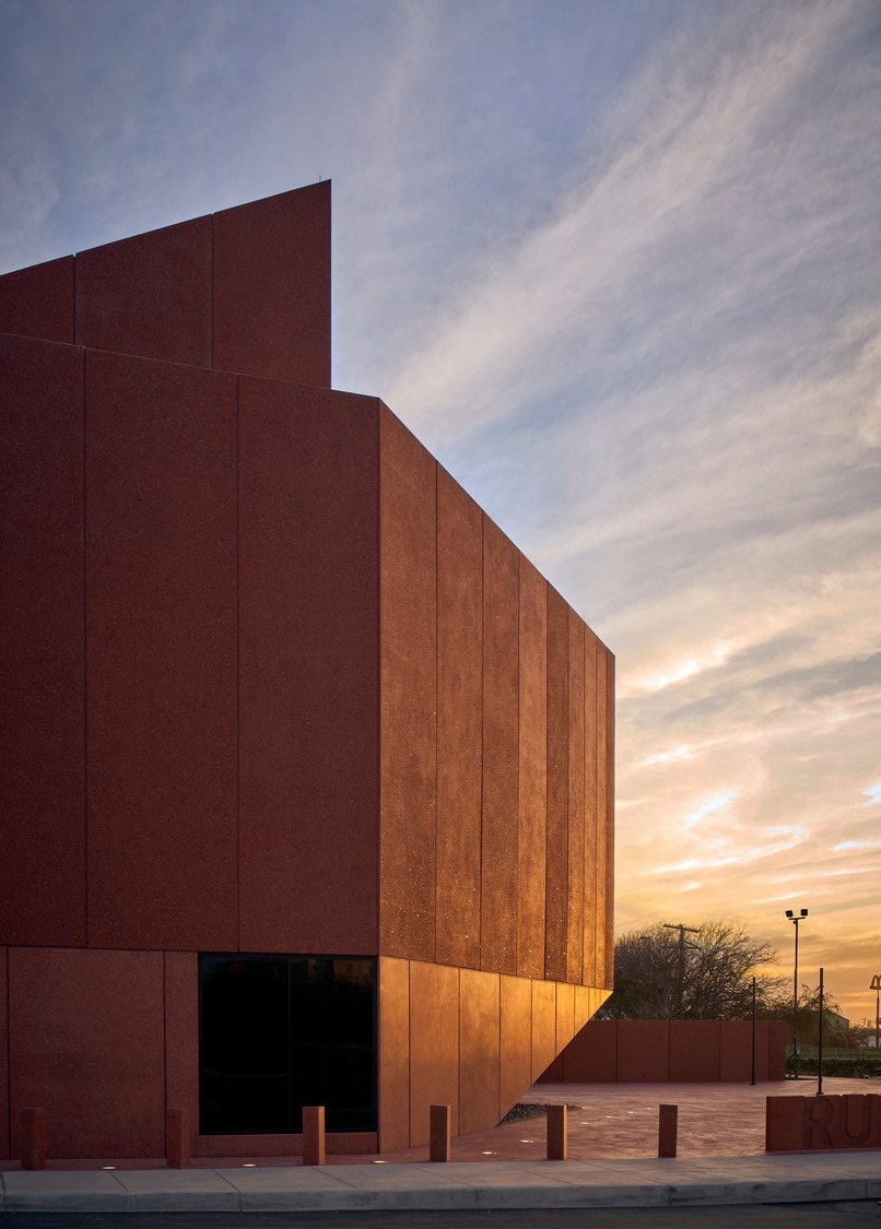 AdjayeAssoc's tweet image. Dusk, dark, and day at Ruby City in San Antonio, TX (2019)​⁠. The contemporary art center is jewel-like in its design: rich in color, angular and smooth, and rough and sparkling.
⁠
@dadjaye #davidadjaye #adjaye #adjayeassociates #architect #contemporaryart #jewel #materiality