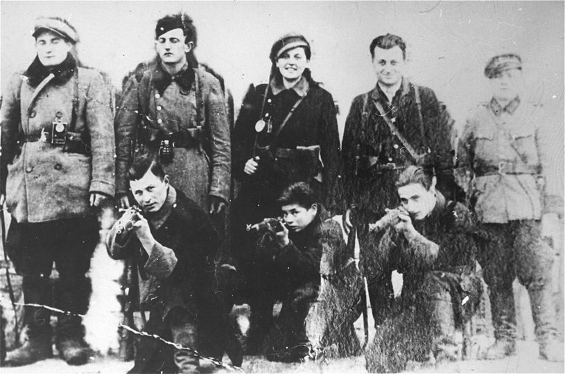 BielorussaRM's tweet photo. #HolocaustRemembranceDay
3 fratelli #Bielski, partigiani polacco-bielorussi di origine ebraica, formarono un gruppo partigiano che operò nella foresta #Naliboki in Belarus. Non solo salvarono 1.200 ebrei dai nazisti, ma disabilitarono i treni tedeschi, facendo saltare i ponti. https://t.co/O9W8q3d0I9