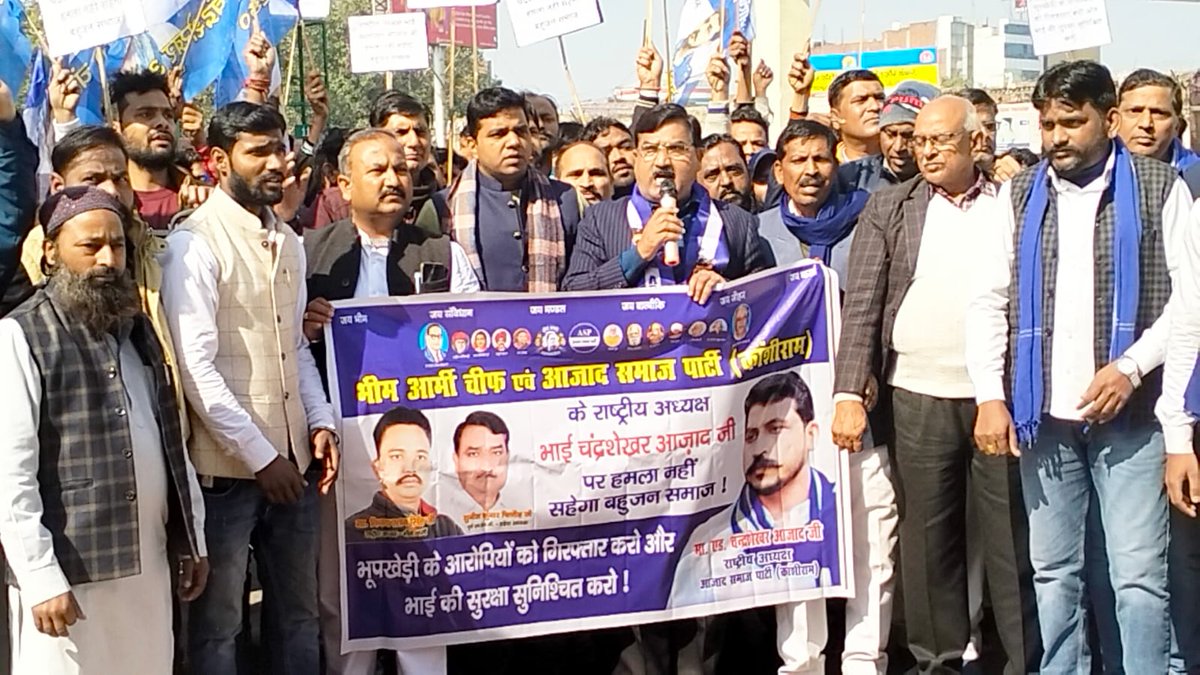 SikandarBauddh_'s tweet photo. आज आगरा मैं  बड़े भाई चंद्रशेखर आजाद जी की गाड़ियों पर हुए हमले के विरोध मे DM कलेक्ट्रेट का घेराव और 
ज्ञापन दिया गया और भाई की सिक्युरिटी की बात को रखा
अगर गिरफ्तारी नही होती है तो आगे आंदोलन जारी रहेगा

@BhimArmyChief
@VinayRatanSingh https://t.co/l3vU6U0de2