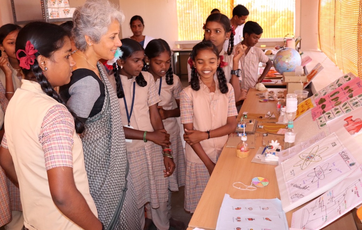 mssrf's tweet photo. .@doctorsoumya visits #MSSRF's #FishForAll centre in #Poompuhar, & interacted with #students, key #stakeholders & staff
#School #children from #EveryChildAScientist programme presented their #science projects
@QualcommforGood @larsentoubro @ESSO_INCOIS @tnfdcofficial @nfdbindia https://t.co/jOIv3GWslQ