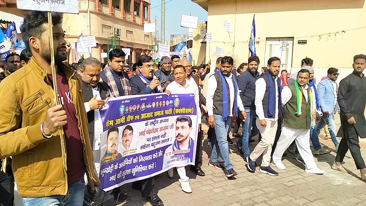 SikandarBauddh_'s tweet photo. आज आगरा मैं  बड़े भाई चंद्रशेखर आजाद जी की गाड़ियों पर हुए हमले के विरोध मे DM कलेक्ट्रेट का घेराव और 
ज्ञापन दिया गया और भाई की सिक्युरिटी की बात को रखा
अगर गिरफ्तारी नही होती है तो आगे आंदोलन जारी रहेगा

@BhimArmyChief
@VinayRatanSingh https://t.co/l3vU6U0de2
