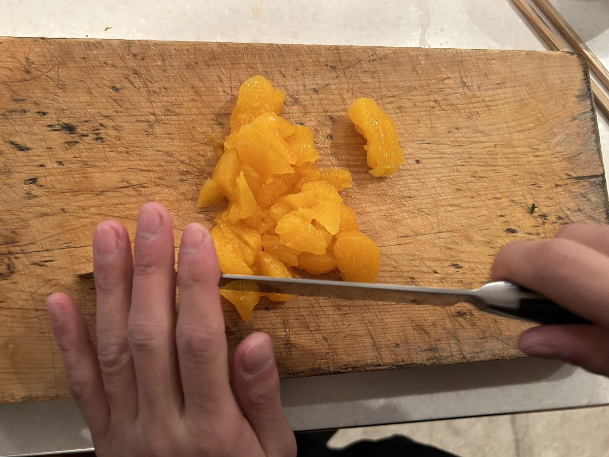 DietMan40's tweet photo. みかん缶だけで作るシャーベットが低カロリーで超簡単すぎ🍊

①みかんとシロップを分ける
②ジップロックに平たく入れて冷凍庫で1時間
③半冷凍状態のみかんを粗みじん切りにし、ミントと盛り付けたら完成！

たったの64kcal！みかん缶はシロップ抜けば低カロリーなのでダイエット中にもおすすめ！ https://t.co/1lcqgJwPym
